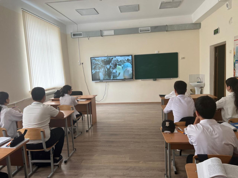 В рамках воспитательной работы по патриотическому воспитанию обучающихся в 8 классе прошел просмотр фильма " Ботлих 1999".