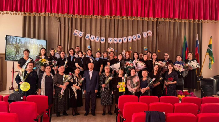 Поздравление директора Ашагасталказмалярской школы им.Р.С.Абасова педагогов с Днем Учителя.