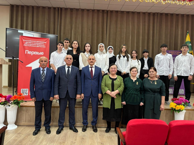Министр по национальной политике и делам религий Республики Дагестан Энрик Муслимов принял участие в акции "Сделай подарок родной школе".